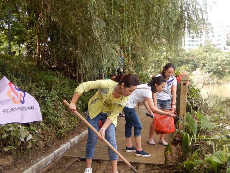 灾后重建 -----铜仁市妇联巾帼志愿者在行动！