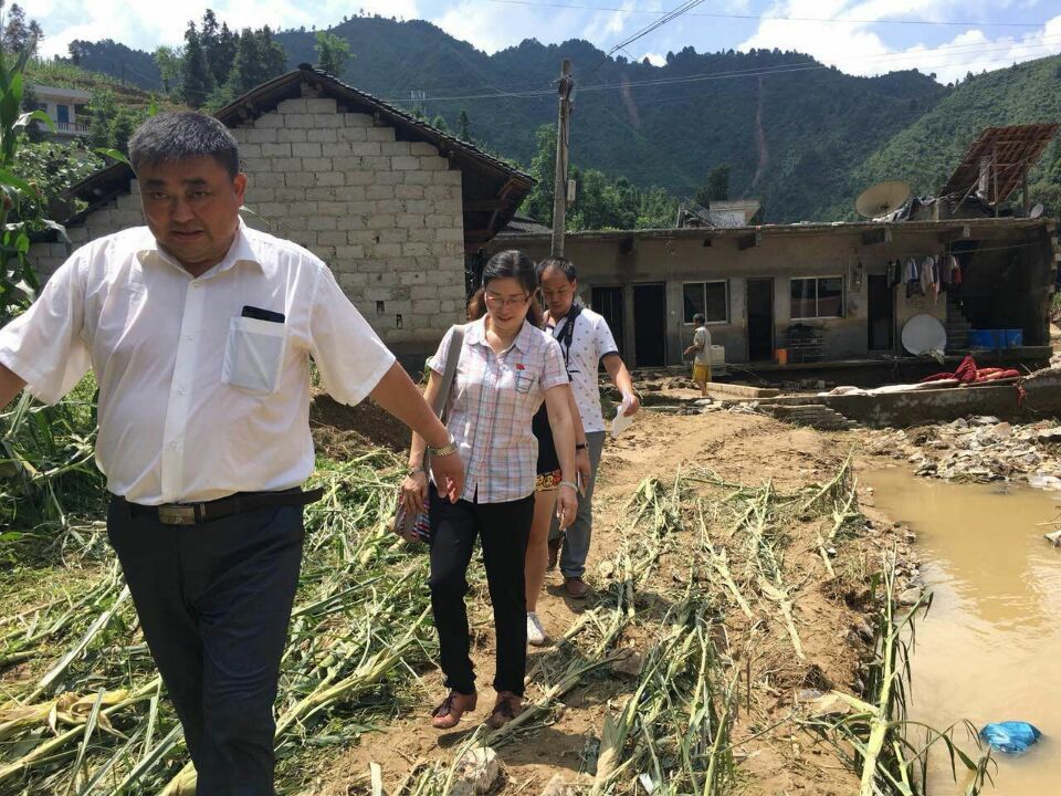 市妇联主席刘艳阳深入万山区 下溪乡慰问受灾群众