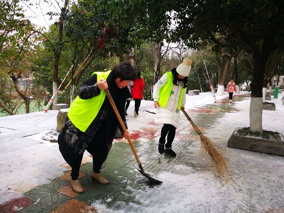铜仁市妇联组织巾帼志愿者开展扫雪除冰活动