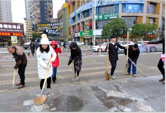 铜仁市妇联组织巾帼志愿者开展扫雪除冰活动