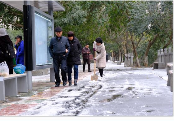 铜仁市妇联组织巾帼志愿者开展扫雪除冰活动