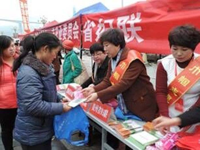 省妇联、市妇联赴思南开展 “三下乡”集中示范活动