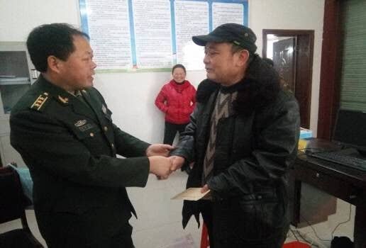 县领导深入县妇联联系社区开展节前走访慰问活动