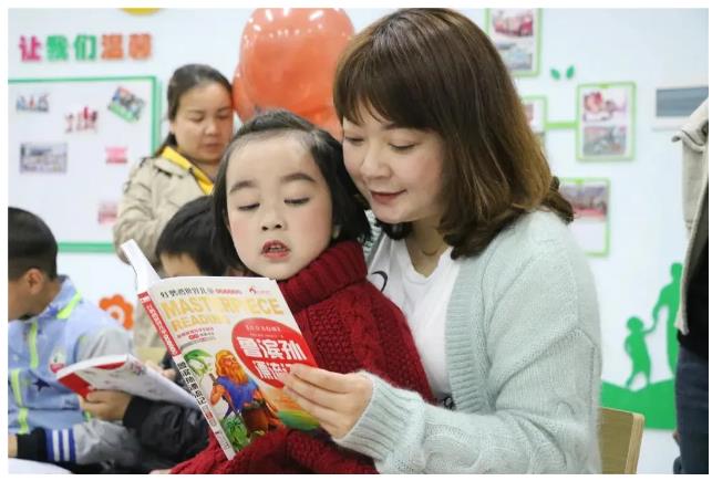 铜仁妇联“小桔灯”亲子阅读项目让搬迁孩子爱上阅读！
