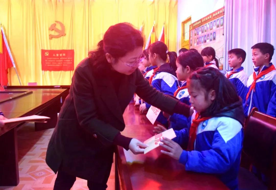 铜仁市妇联主席徐敏到沿河县新景镇开展关爱困境儿童捐赠仪式