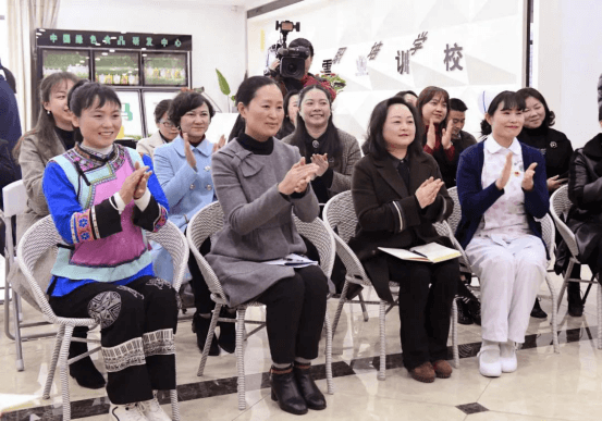 陈昌旭看望慰问妇女同胞和女企业家代表