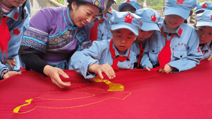 绣党旗进行时丨印江县：我与妈妈绣党旗，薪火相传感党恩