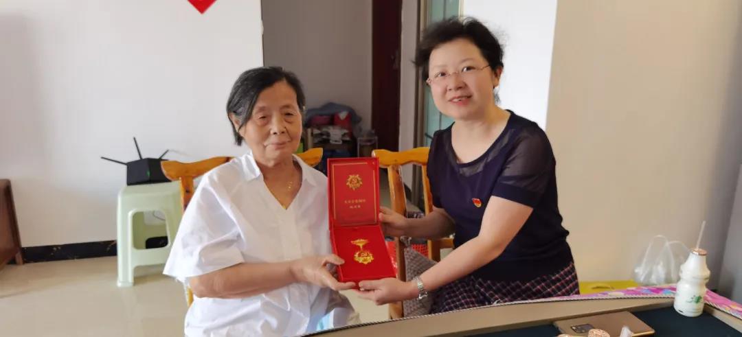 铜仁市妇联向退休党员送“光荣在党50年”纪念章