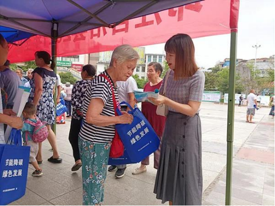 印江县妇联开展“节能降碳·绿色发展”主题宣传活动