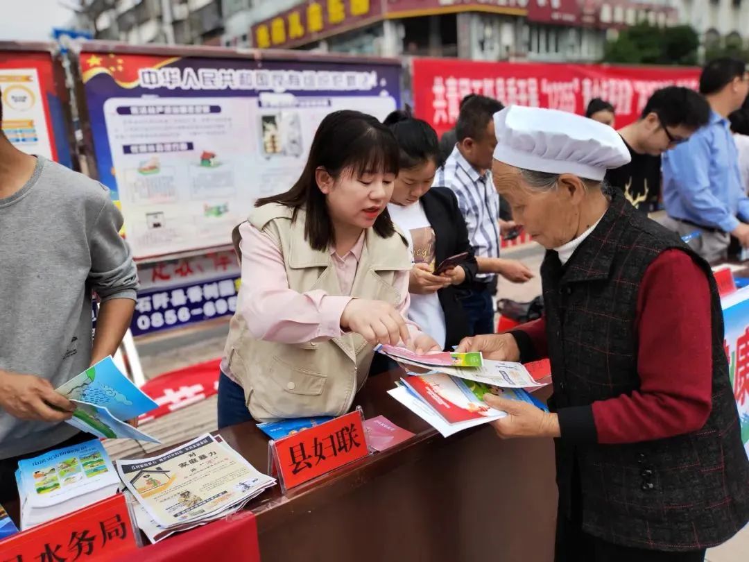 基层动态丨铜仁各地妇联开展“美好生活·民法典相伴”集中宣传活动