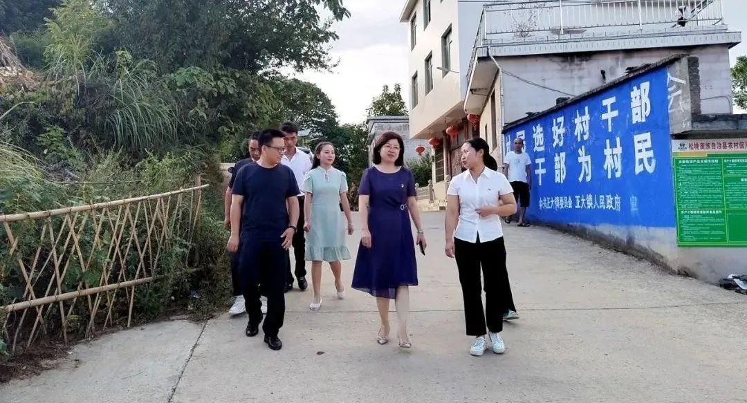 铜仁市妇联赴帮扶村开展抗旱救灾、花蜜助学活动
