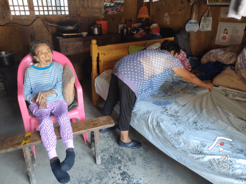 孝老爱亲丨卢道秀：8年无怨无悔照顾瘫痪婆婆