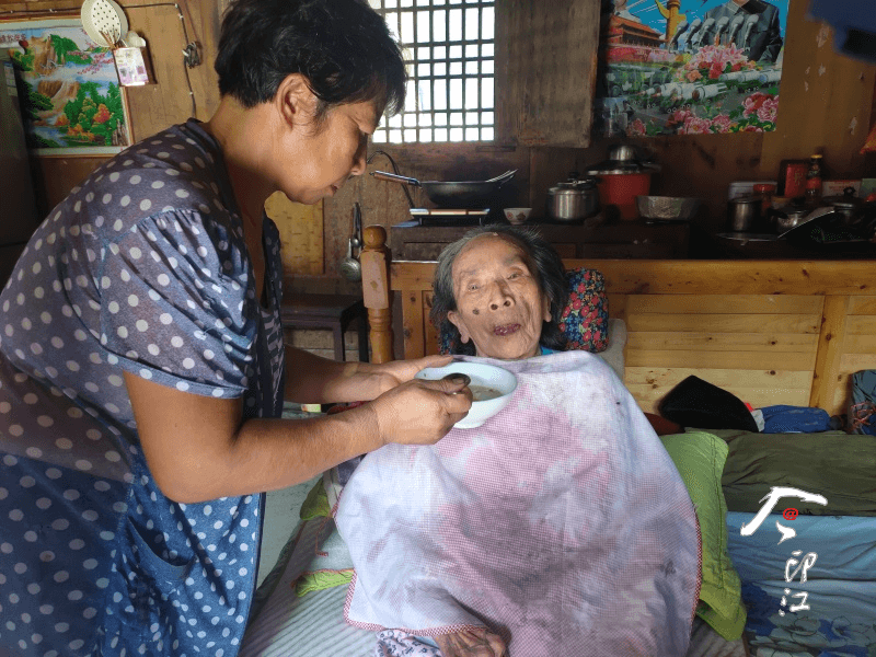 孝老爱亲丨卢道秀：8年无怨无悔照顾瘫痪婆婆