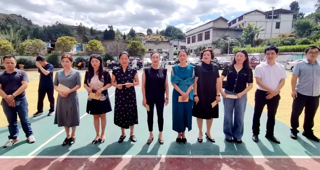 沿河县女企业家协会开展捐资助学活动