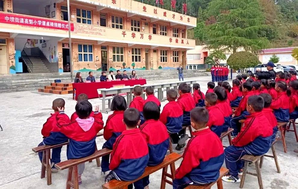 【基层动态】石阡县妇联携手爱心企业开展“传递爱心·真情助学”关爱活动