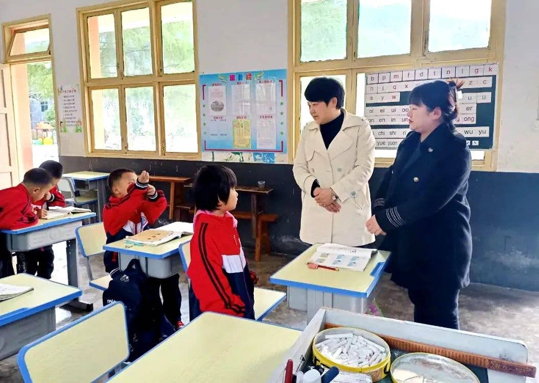 【基层动态】石阡县妇联携手爱心企业开展“传递爱心·真情助学”关爱活动