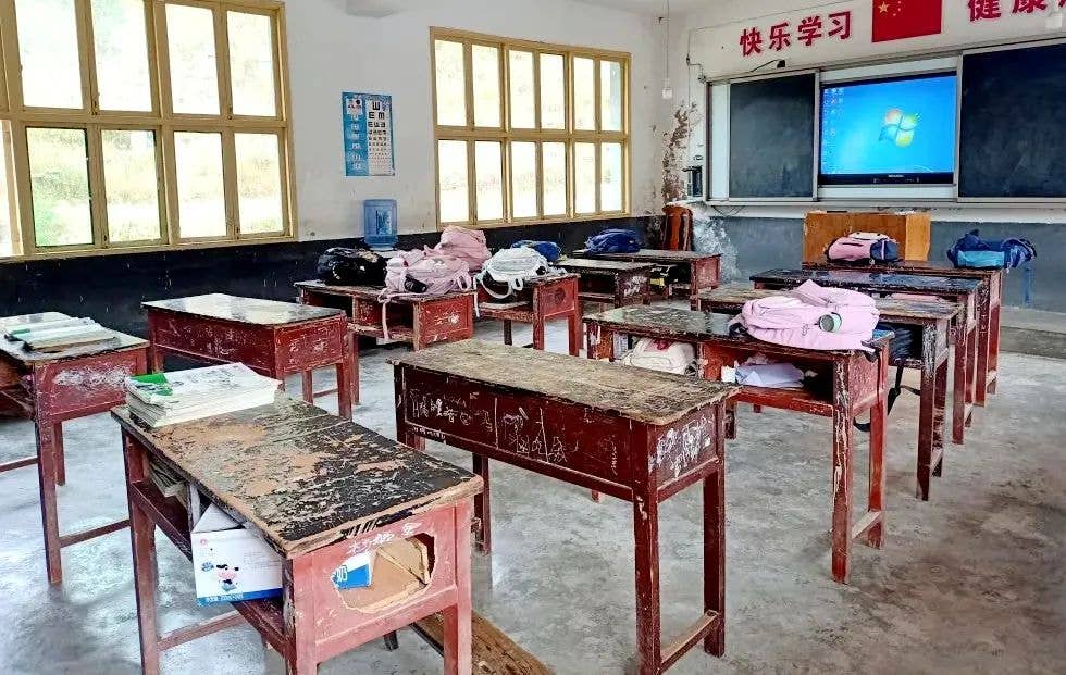 【基层动态】石阡县妇联携手爱心企业开展“传递爱心·真情助学”关爱活动