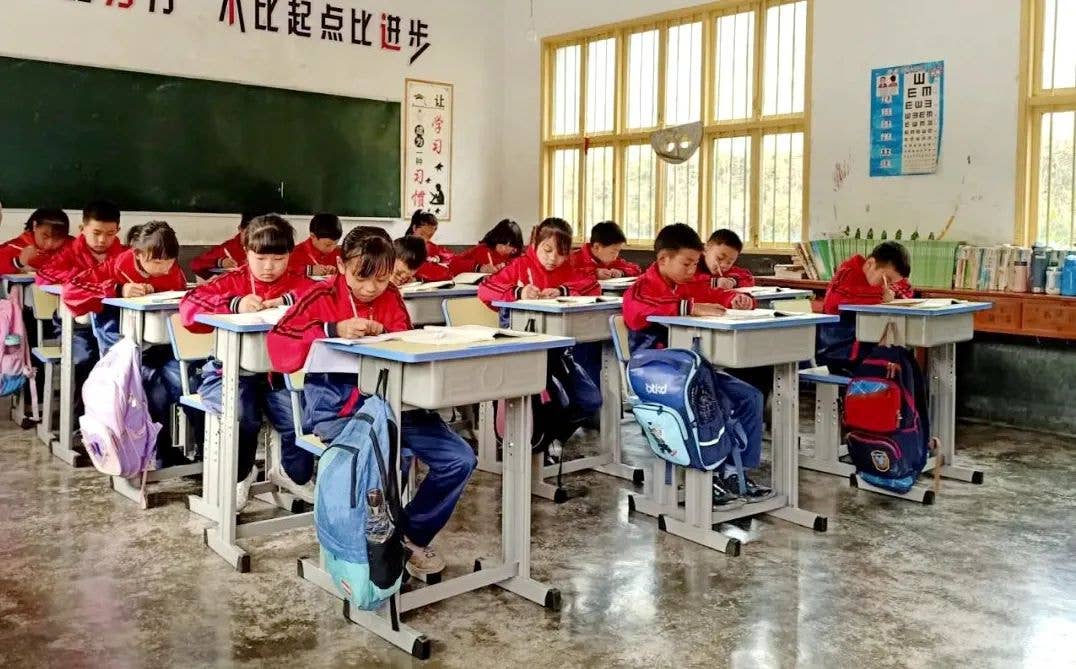 【基层动态】石阡县妇联携手爱心企业开展“传递爱心·真情助学”关爱活动