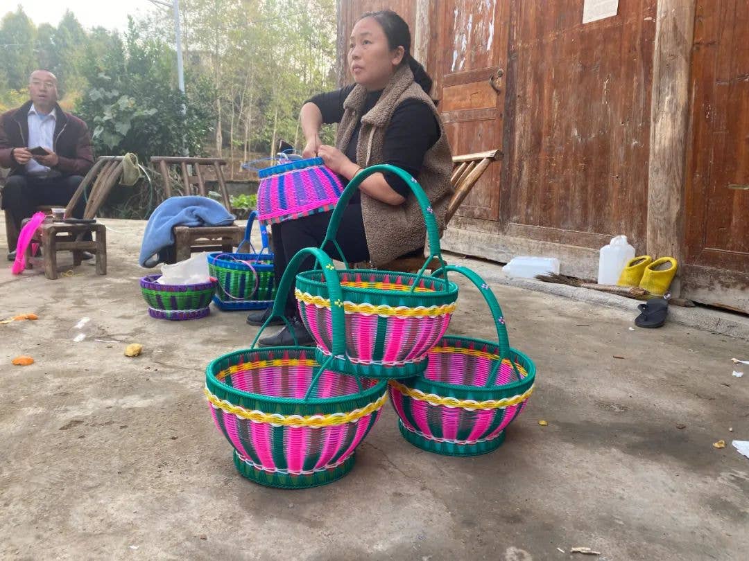 松桃大坪场镇妇女群众编织手工产品增收致富