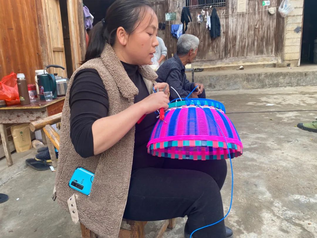 松桃大坪场镇妇女群众编织手工产品增收致富