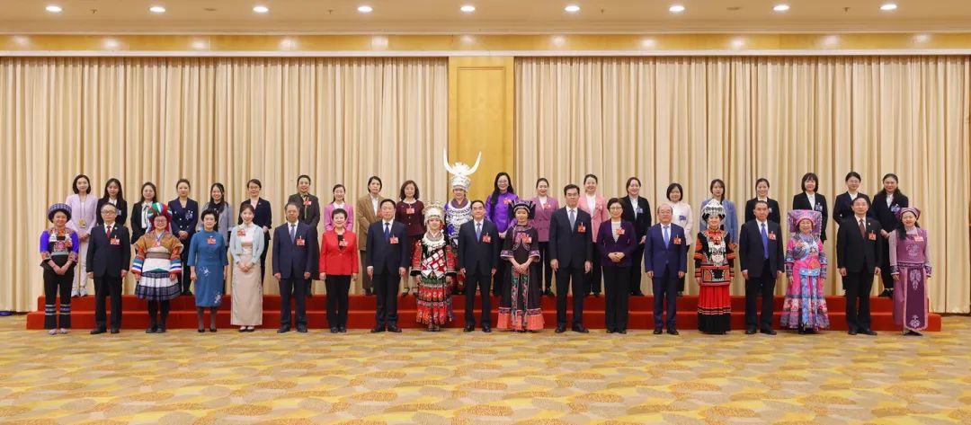 徐麟李炳军亲切看望贵州代表团妇女代表 向全省广大妇女同胞致以节日的问候和祝福