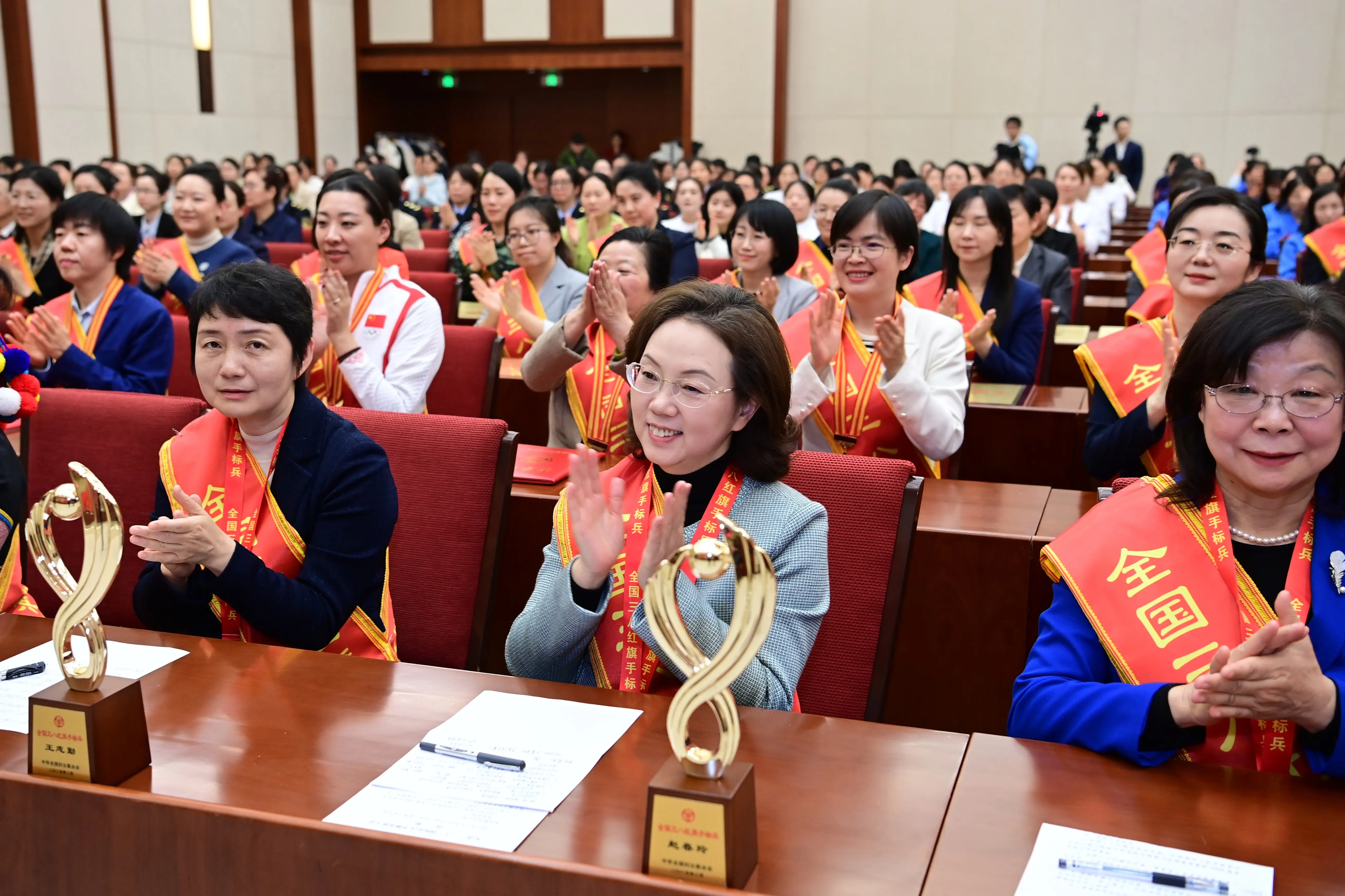 纪念“三八”国际妇女节暨表彰大会在京举行 谌贻琴出席并讲话
