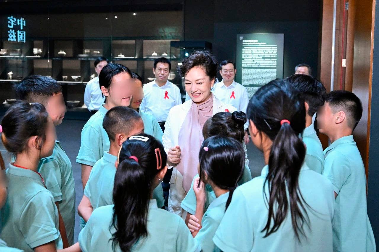 彭丽媛出席2025年“爱在阳光下”夏令营开营式