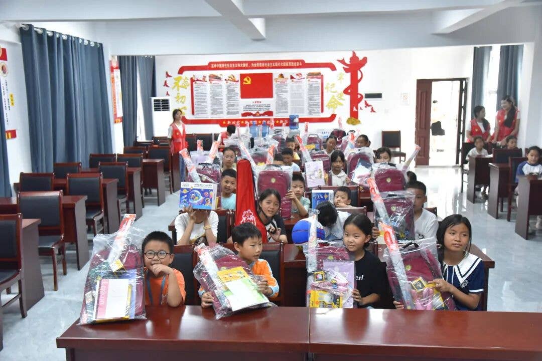 铜仁市妇联“守护童年·牵手共成长”公益活动温暖千余名儿童