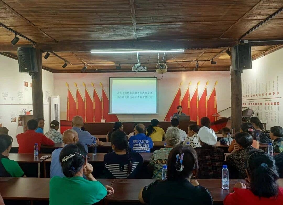 “家庭教育与家庭美德进社区”活动在石阡县楼上村开讲 为孩子健康成长赋能