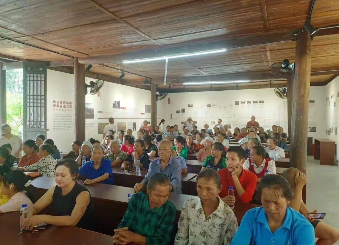 “家庭教育与家庭美德进社区”活动在石阡县楼上村开讲 为孩子健康成长赋能