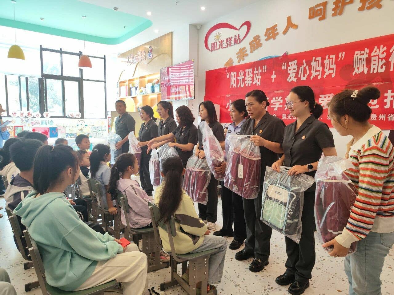 阳光驿站暖意浓！碧江区妇联联动多方送“彩虹心愿” 赋能“妈妈”护童心