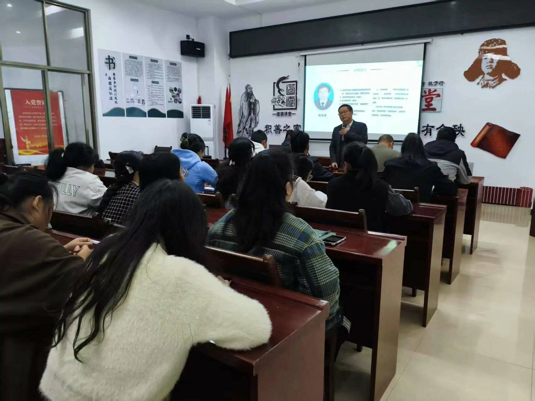 铜仁市妇联“以爱润家 筑梦成长”家庭教育公益讲座走进白岩溪社区