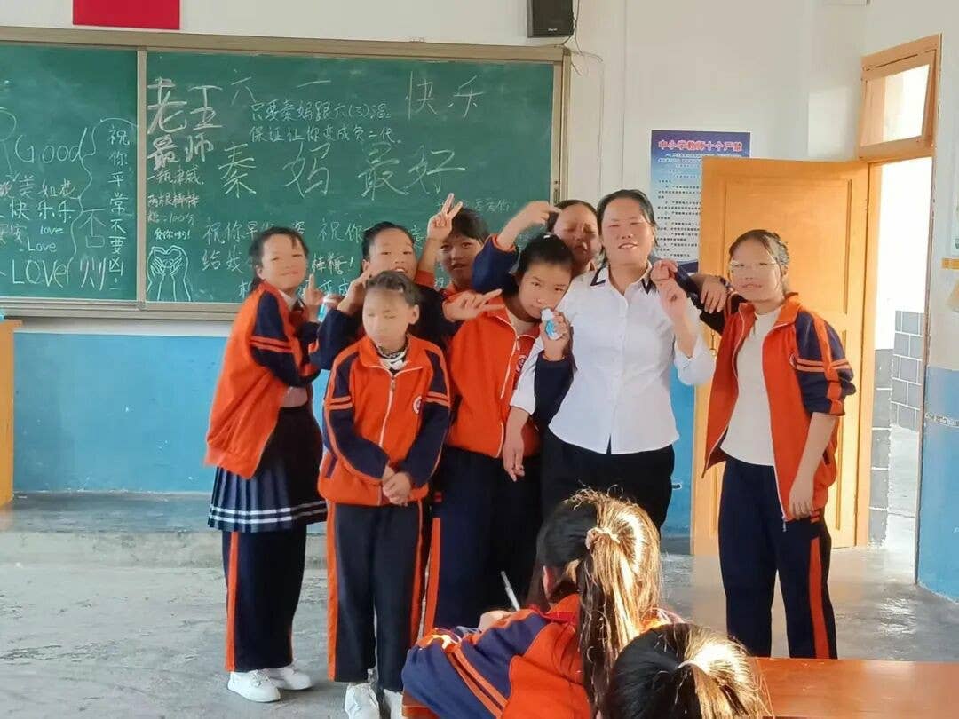 “爱心妈妈”秦晓霞：三尺讲台播书香，一颗爱心润童心