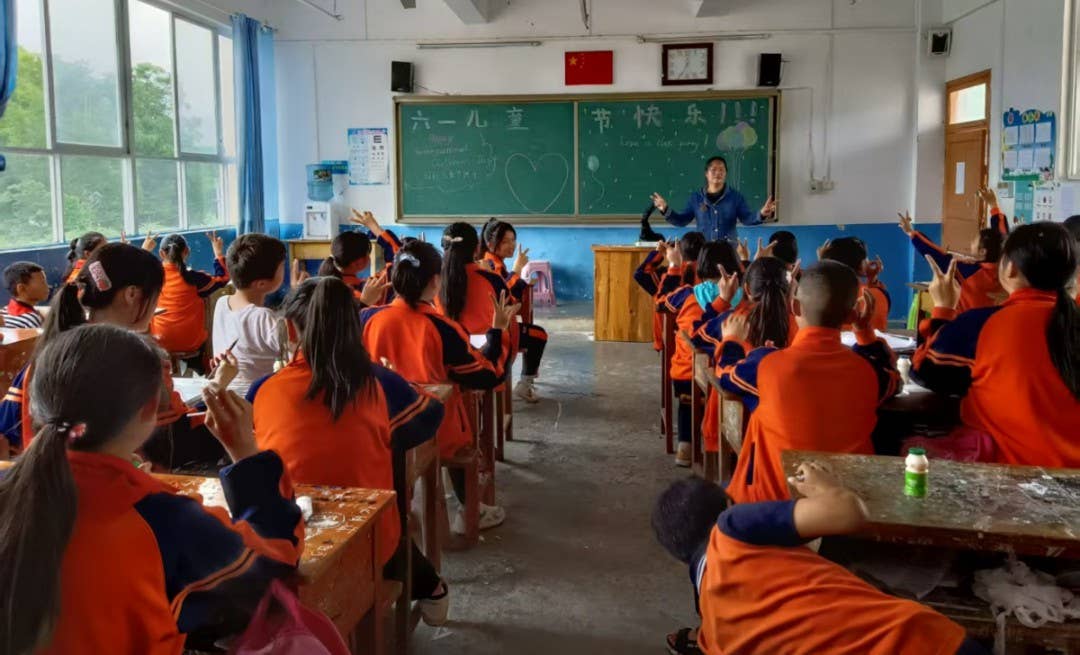 “爱心妈妈”秦晓霞：三尺讲台播书香，一颗爱心润童心