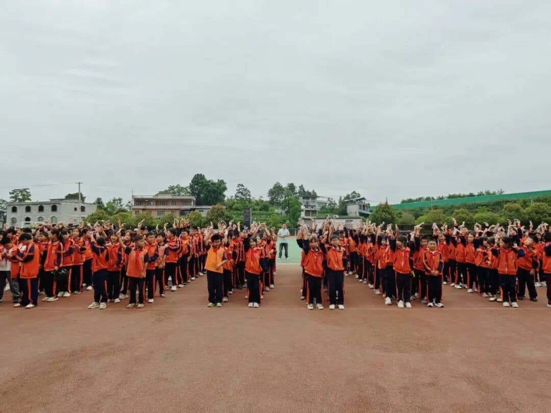 “爱心妈妈”秦晓霞：三尺讲台播书香，一颗爱心润童心