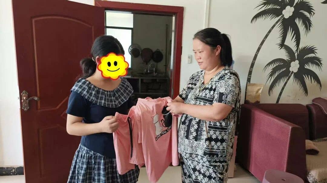 “爱心妈妈”秦晓霞：三尺讲台播书香，一颗爱心润童心