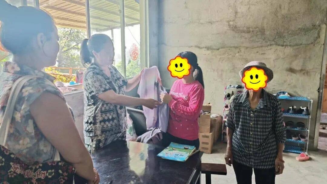 “爱心妈妈”秦晓霞：三尺讲台播书香，一颗爱心润童心