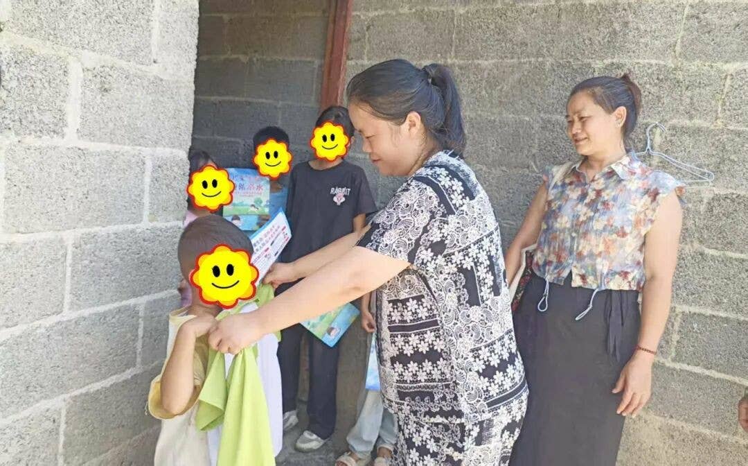 “爱心妈妈”秦晓霞：三尺讲台播书香，一颗爱心润童心