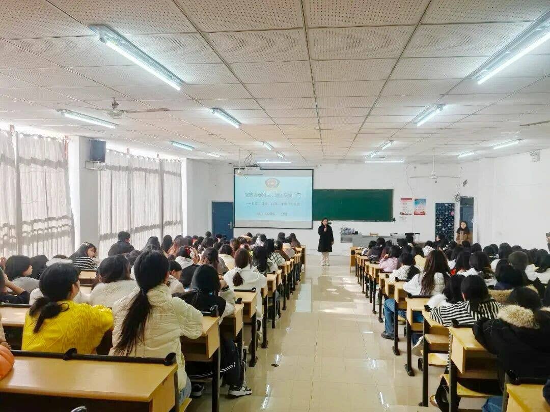 聆听花开的声音：一场关于成长、梦想与爱的德江女生专属对话