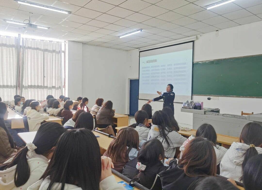 聆听花开的声音：一场关于成长、梦想与爱的德江女生专属对话