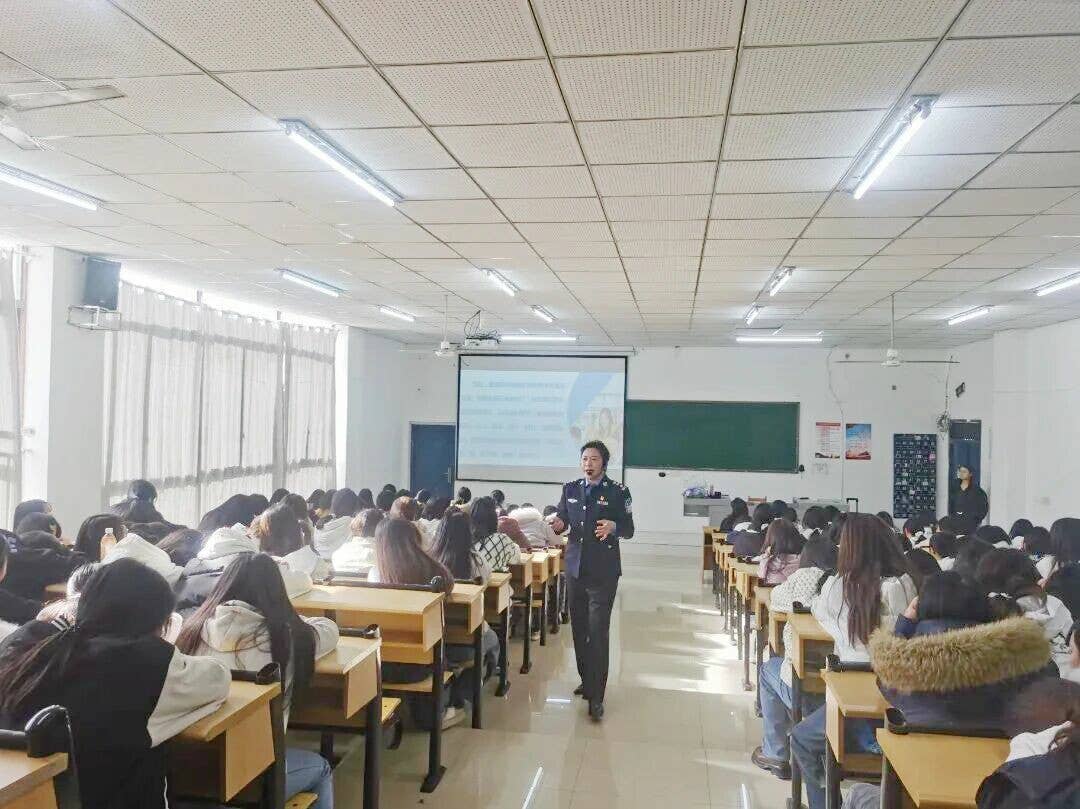 聆听花开的声音：一场关于成长、梦想与爱的德江女生专属对话