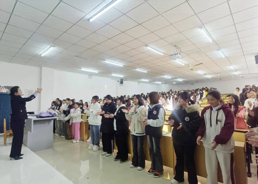 聆听花开的声音：一场关于成长、梦想与爱的德江女生专属对话