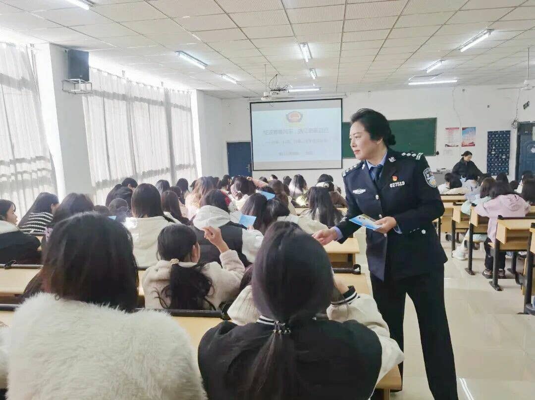 聆听花开的声音：一场关于成长、梦想与爱的德江女生专属对话