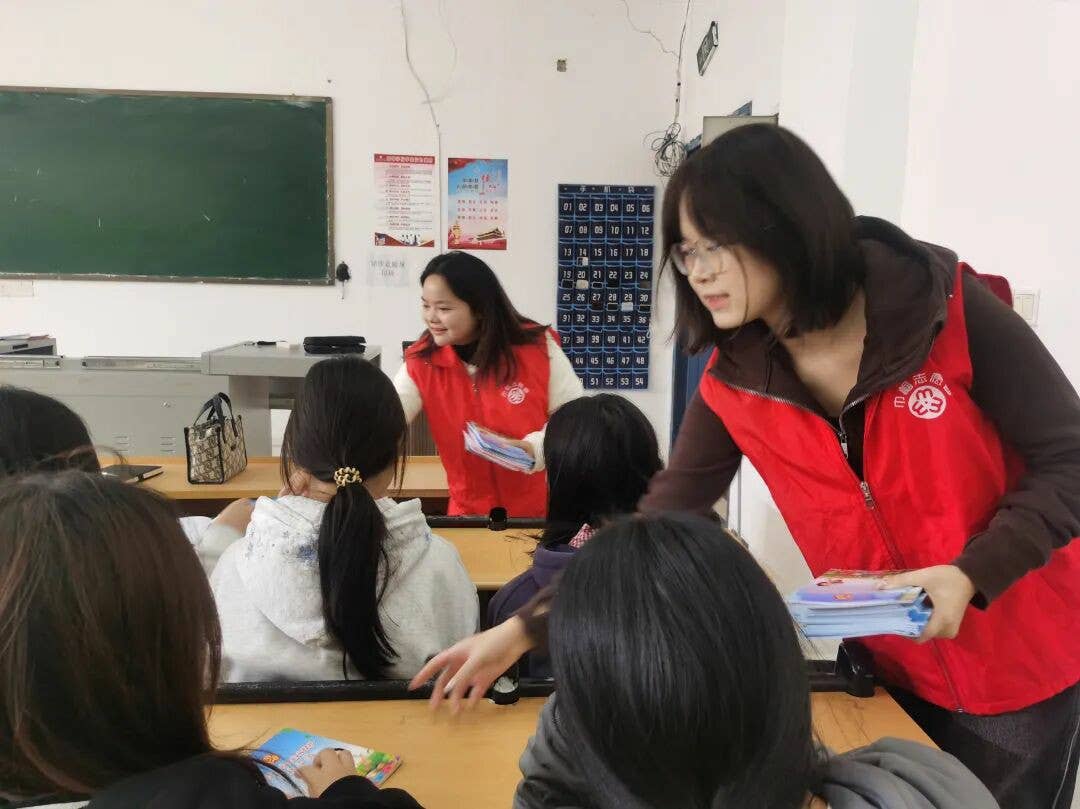 聆听花开的声音：一场关于成长、梦想与爱的德江女生专属对话