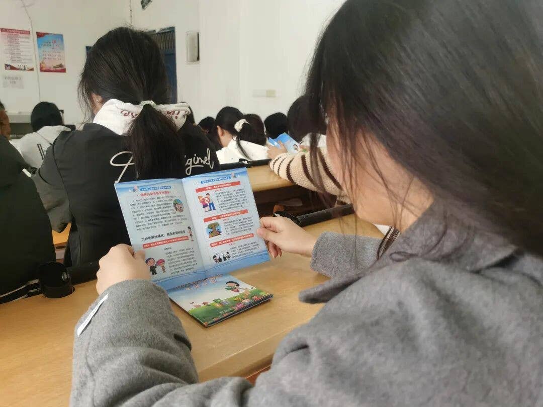 聆听花开的声音：一场关于成长、梦想与爱的德江女生专属对话