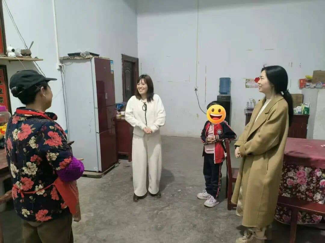 沿河板场镇“李花妈妈”志愿服务队：爱心守护花蕾，呵护女童阳光茁壮成长