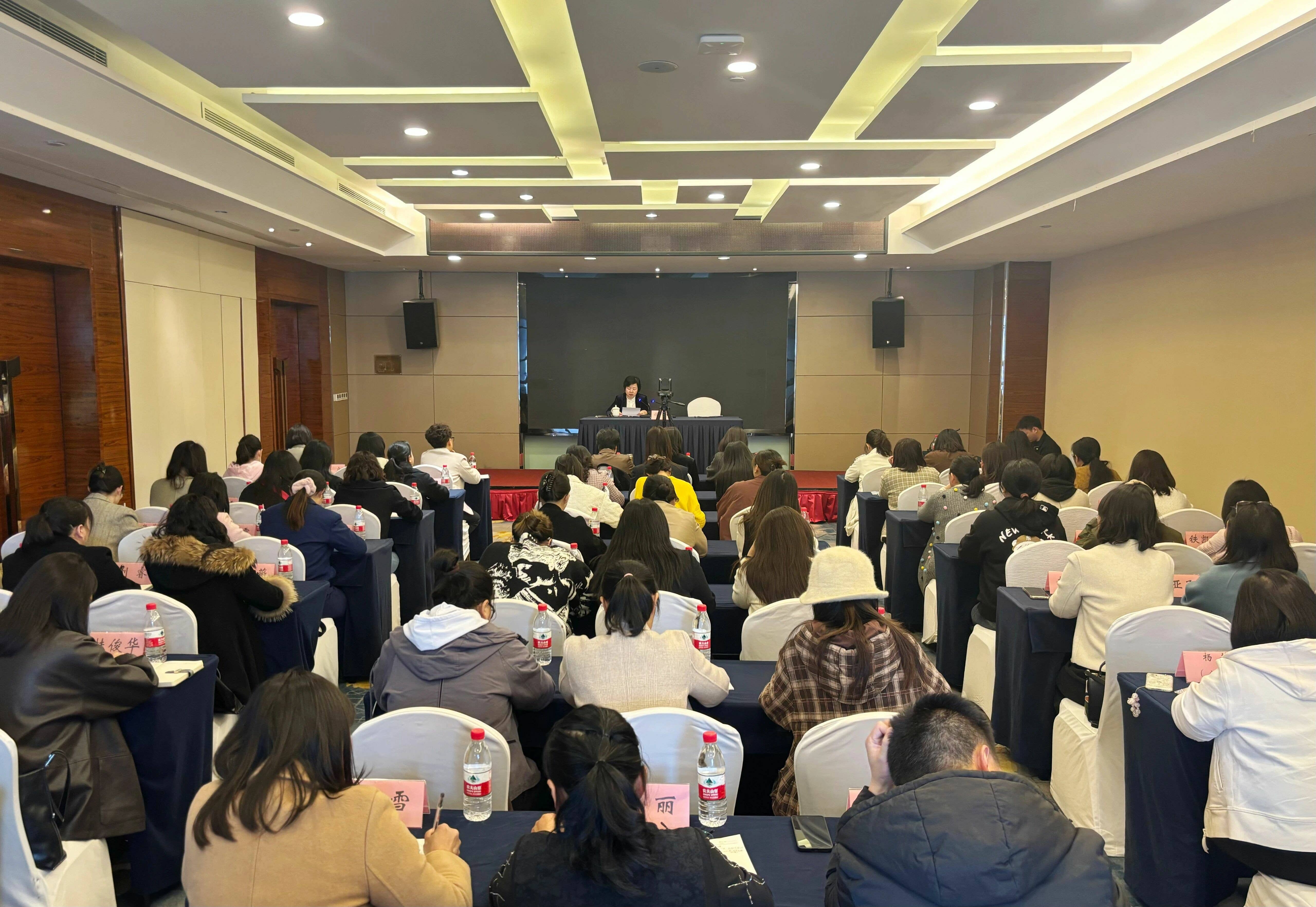 巾帼心向党 奋进新征程——铜仁市妇联系统召开党的二十届四中全会精神宣讲会