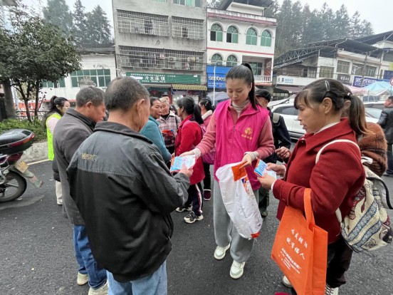 松桃县妇联开展家庭教育进社区活动