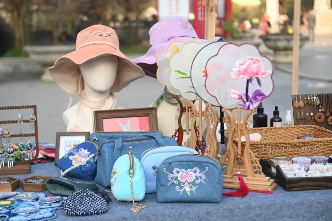 铜仁市女企业家协会第三届第二次会员大会暨 2025 年“蝶舞苗疆・巾帼共赢”主题年会在松桃成功召开