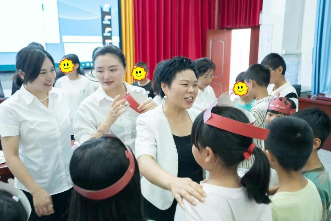 “爱心妈妈”宋娅的双重疗愈：正骨之手，亦是点亮童心之光